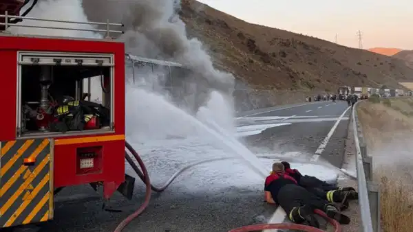 Erzincan’da yolcu otobüsü yandı