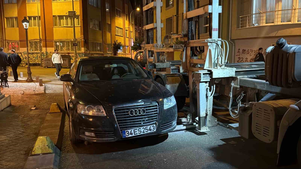 Eskişehir Tepebaşı’nda ekipler hatalı park edilen aracı çekti, sürücüye ceza kesti