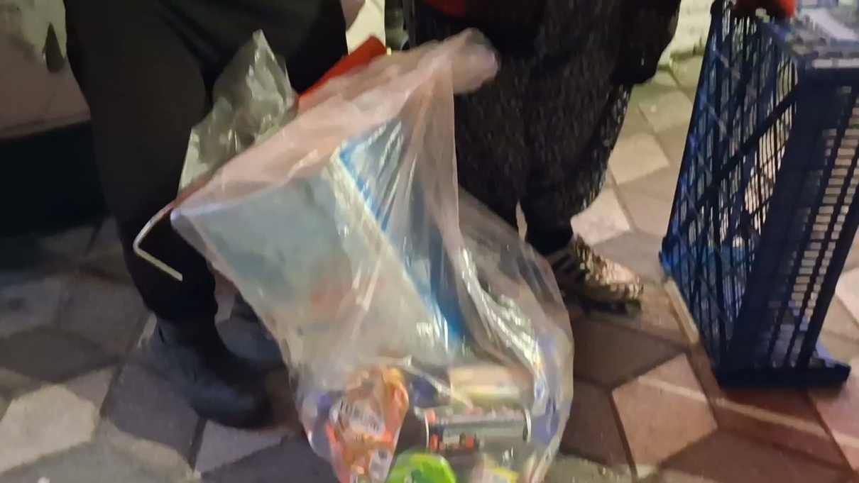 Tokat’ta 64 yaşındaki Çiseli Çevik, gece teneke toplayarak engelli kızına bakıyor