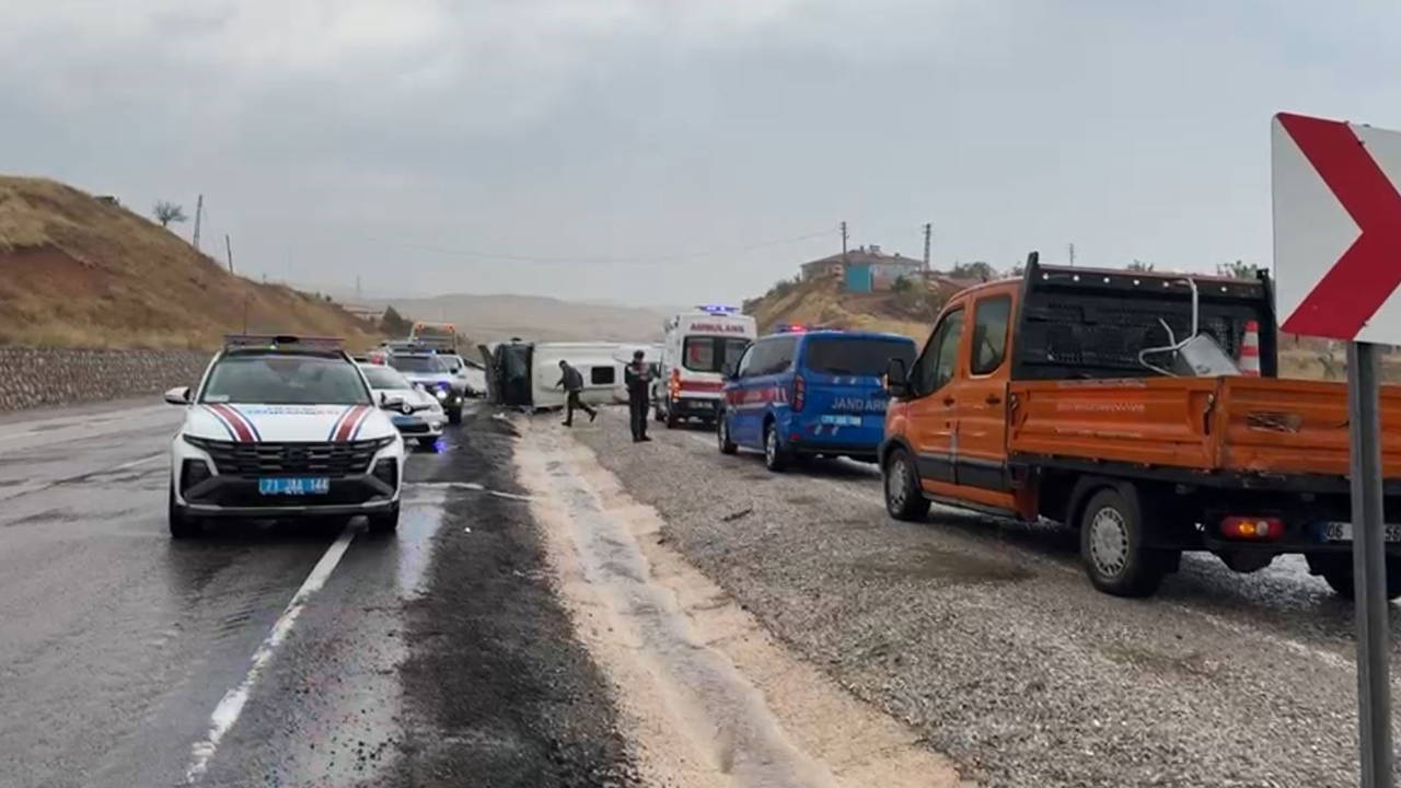 Kırıkkale’de servis midibüsü devrildi: Çok sayıda yaralı var!