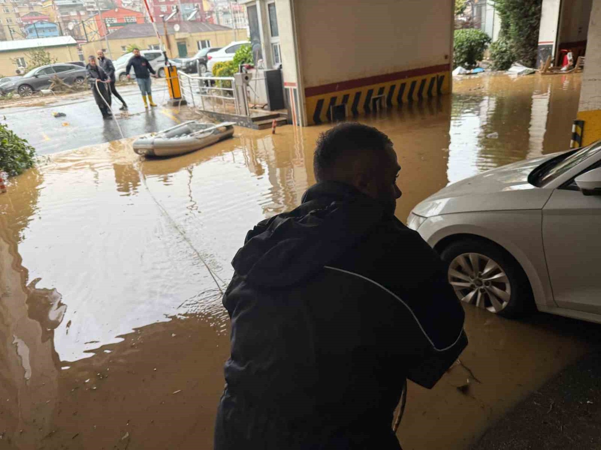 İstanbul Sarıyer’deki MY Home sitesi otoparkında mahsur kalanlar şişme botlarla çıktı